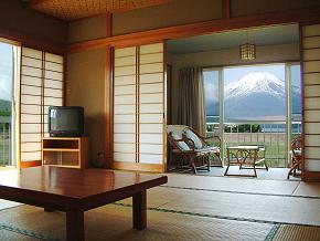 富士山と山中湖の見える和室